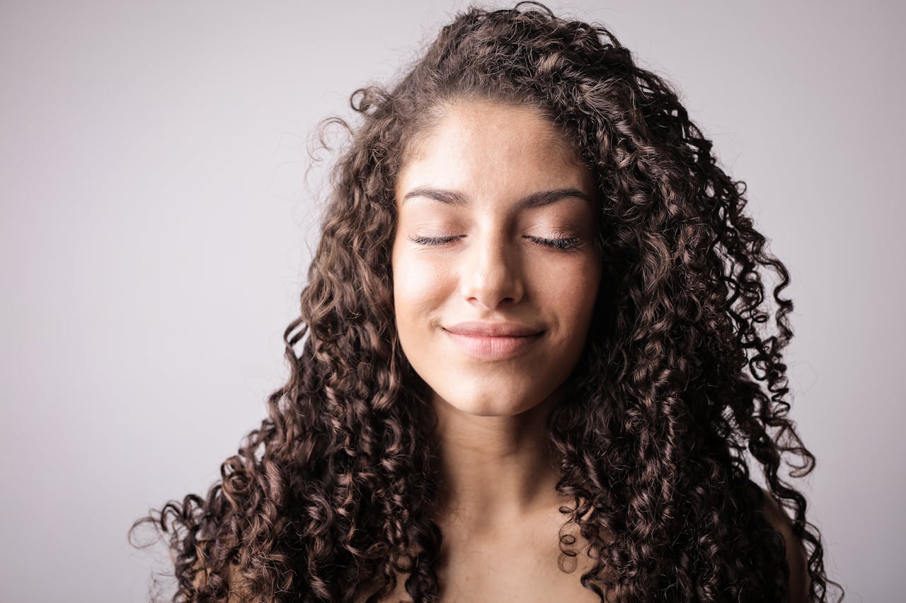Come prendersi cura dei capelli ricci - Foto di Andrea Piacquadio/ Pexels.com